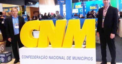 O Prefeito de Xavantina Enoir Fazolo, acompanhado do secretário de administração Jaime Masiero, estão participando nesta semana da XXI Marcha a Brasília.